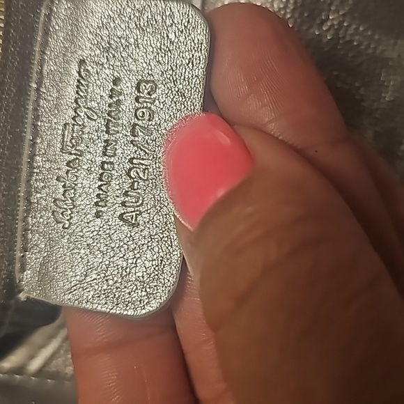 Salvatore ferragamo silver shoulder/handbag. - Picture 17 of 17